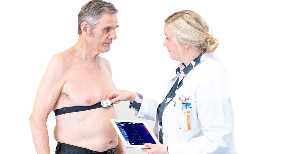 Lääkäri ja potilas, jolla on Beat2Phone ECG -mittari